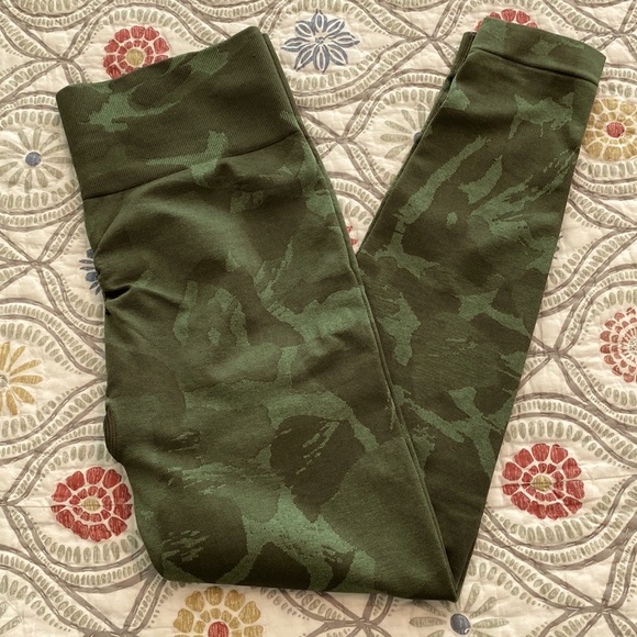 NWOT Gymshark green camo pattern leggings, size Medium. - Picture 8 of 9
